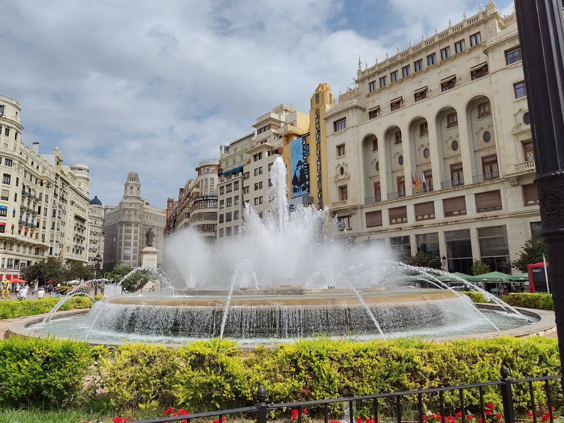 A picture of a fountain in a city, taken on the Fairphone 6 Plus.