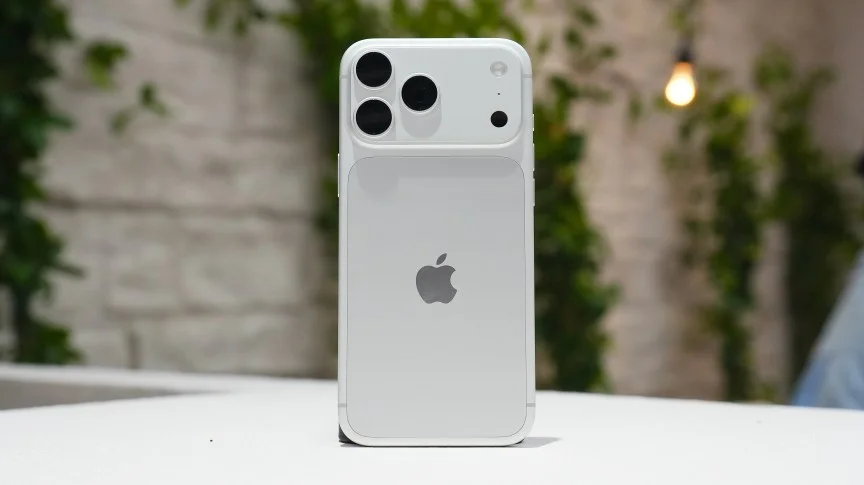 iPhone 18 Pro Max in silver